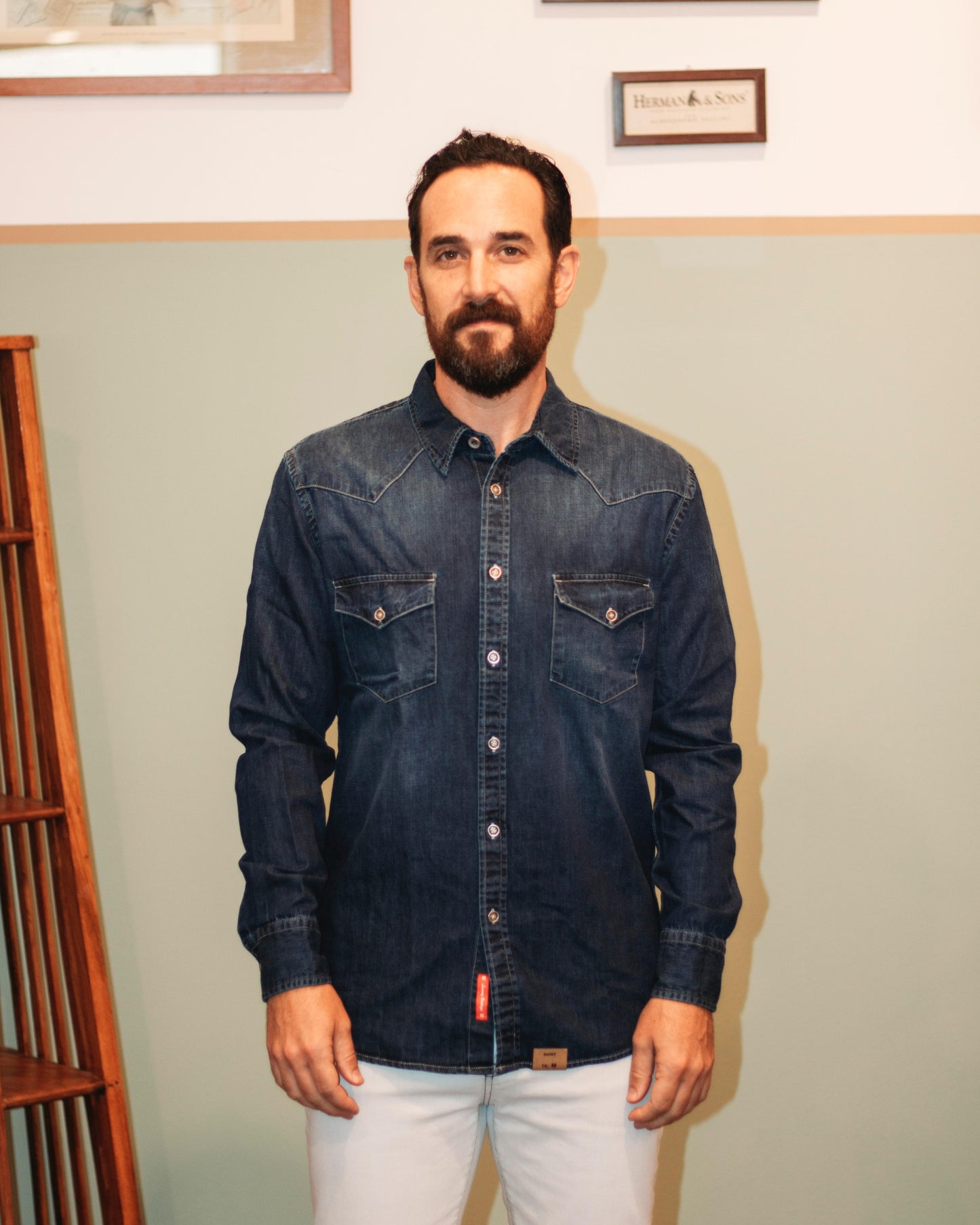 Camicia texana in denim blu scuro con stampa posteriore