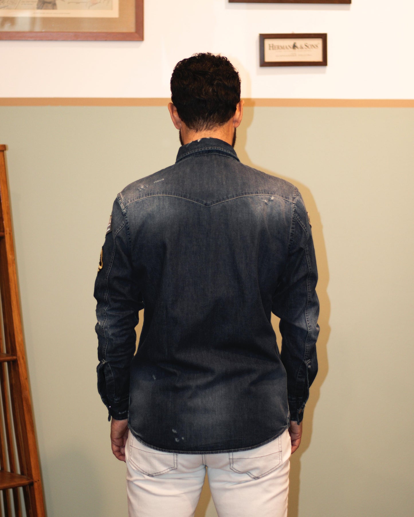 Camicia texana in denim blu scuro con rotture e ricami