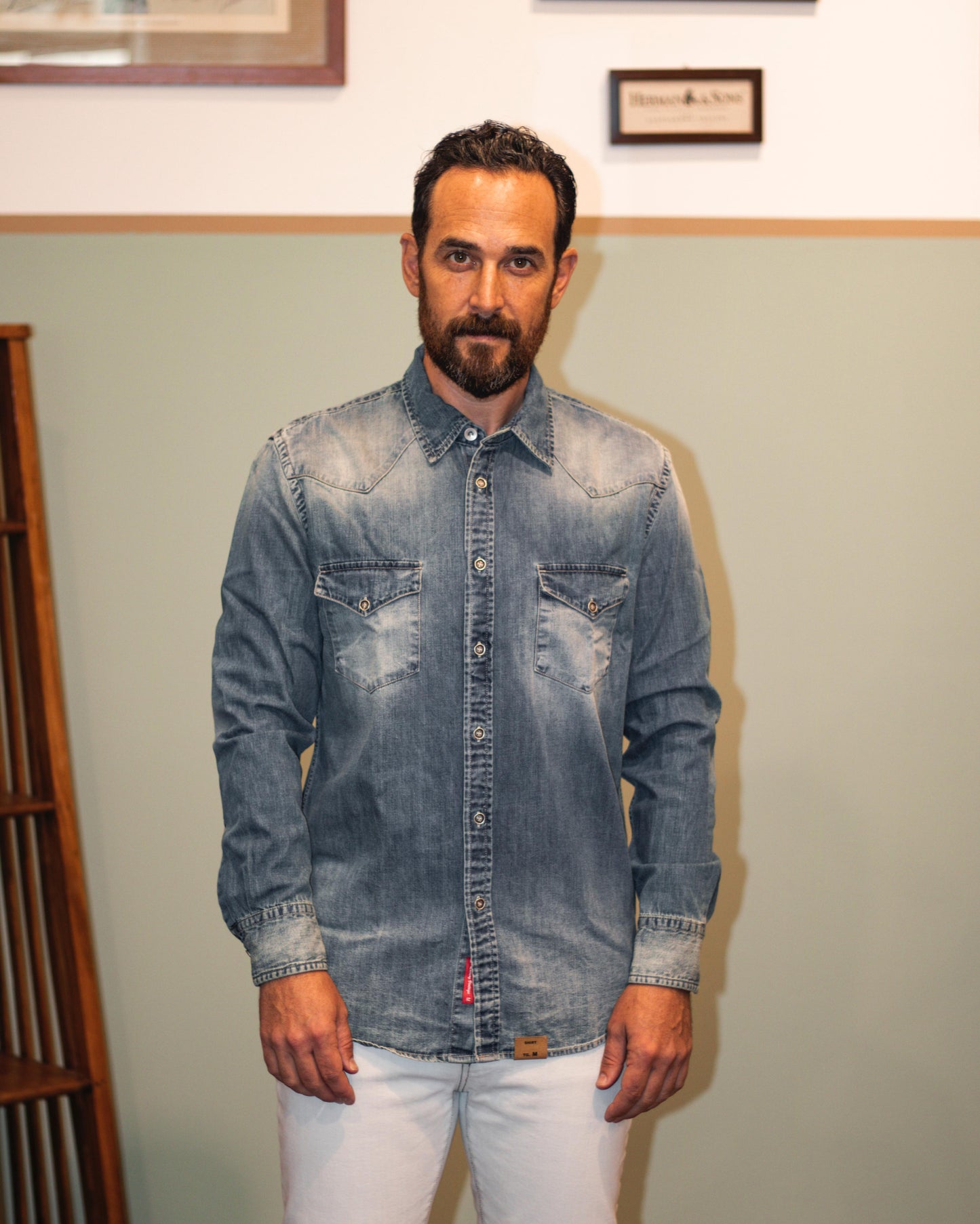 Camicia texana in denim blu chiaro con ricamo posteriore