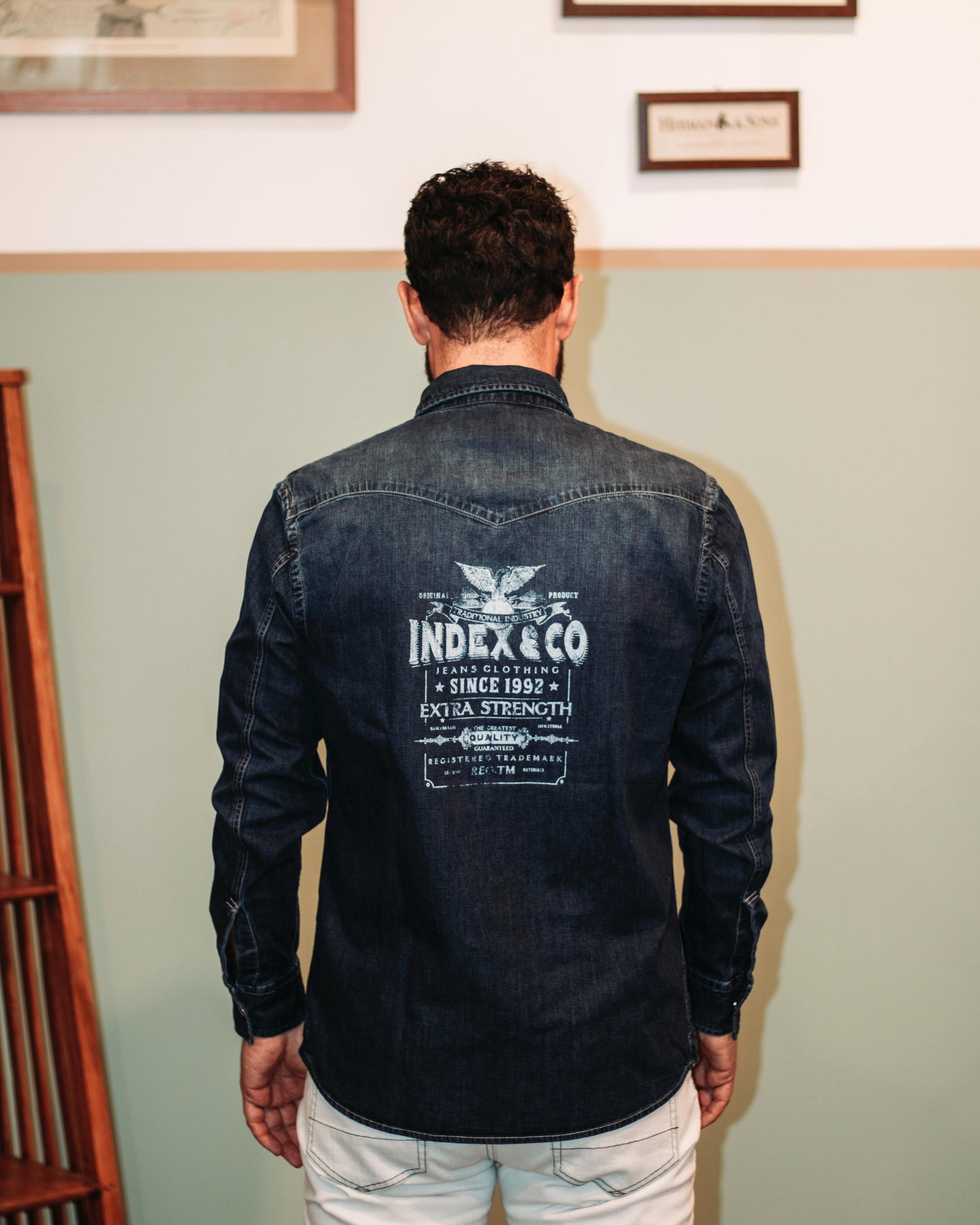 Camicia texana in denim blu scuro con stampa posteriore