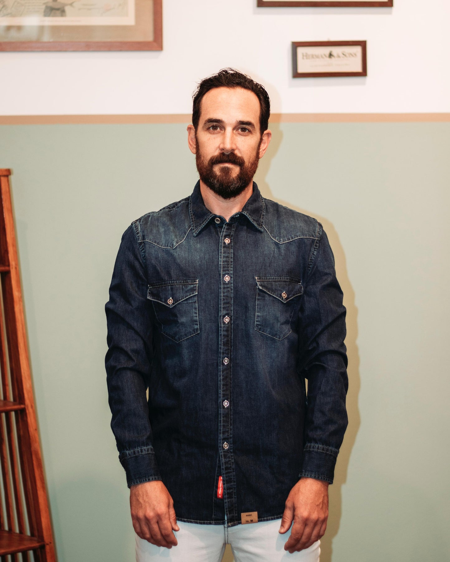Camicia texana in denim blu scuro con stampa posteriore