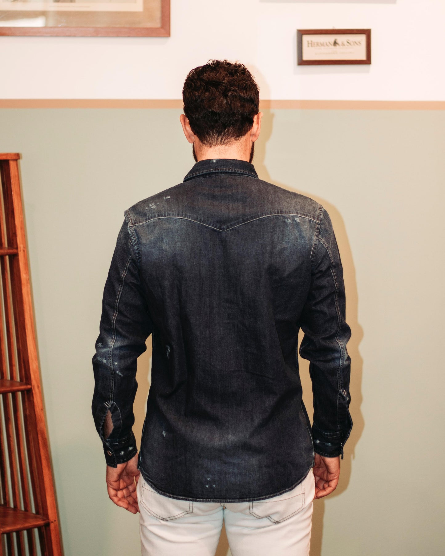 Camicia texana in denim blu scuro con rotture