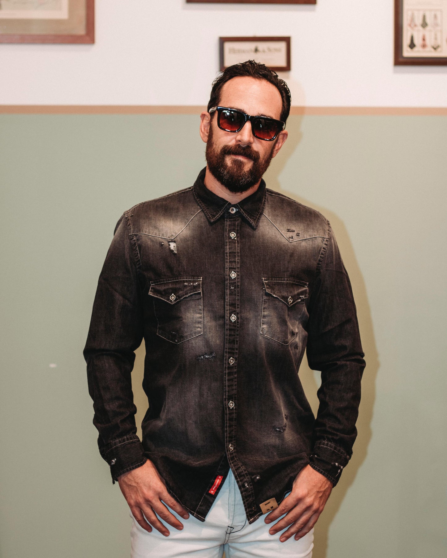 Camicia texana in denim nera con rotture e stampa posteriore