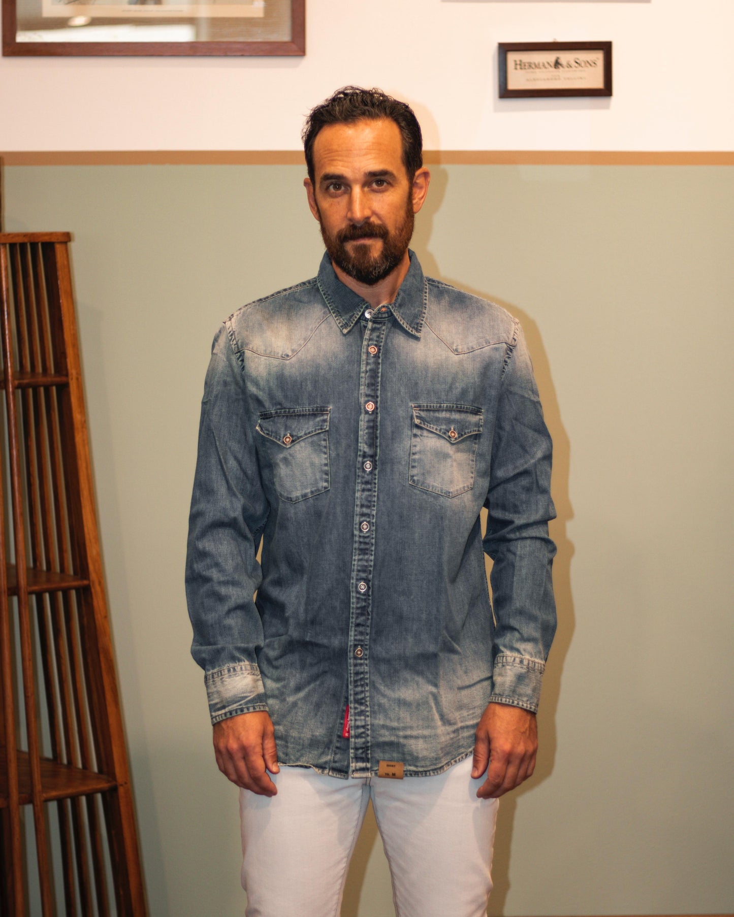 Camicia texana in denim blu chiaro con stampa posteriore