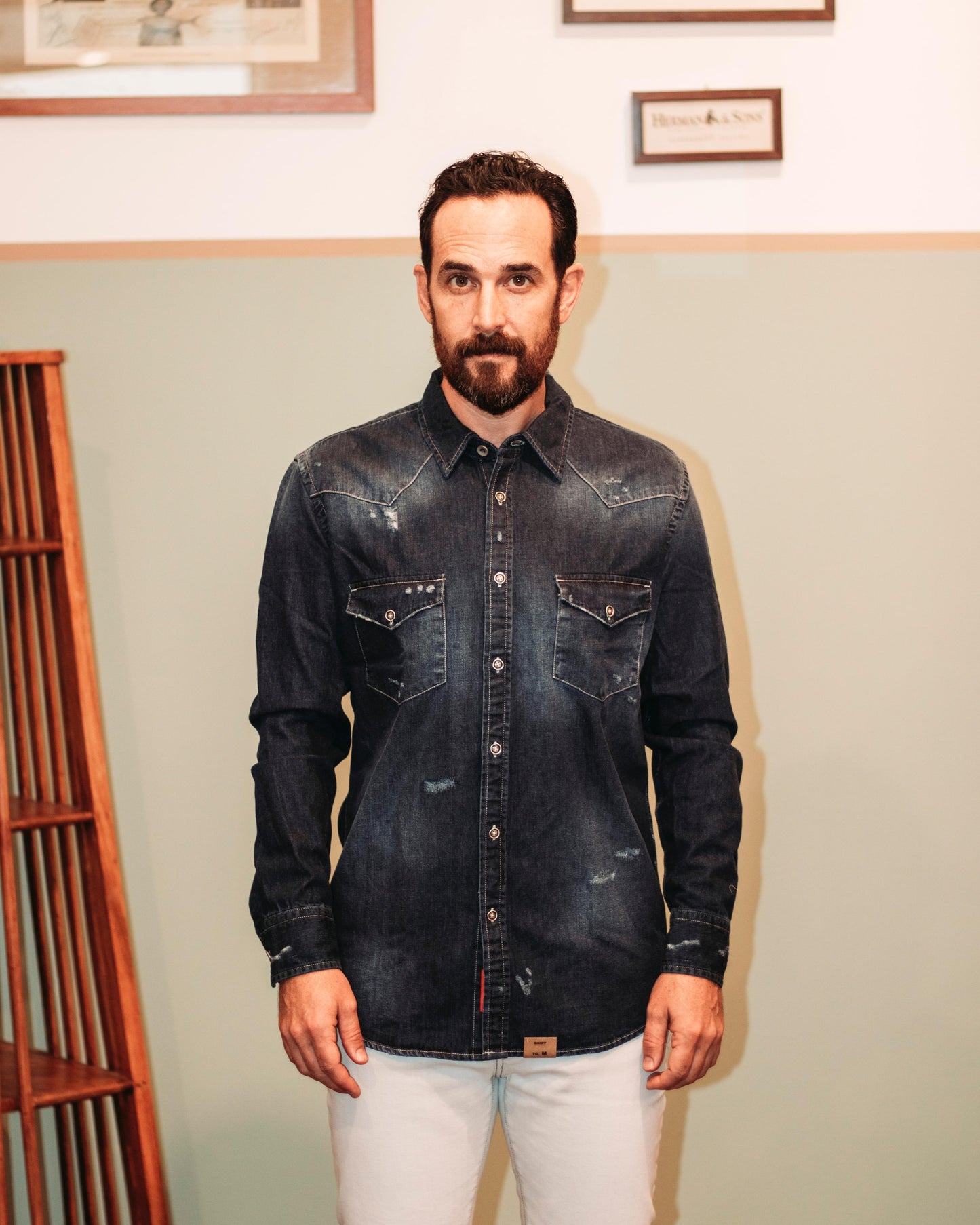 Camicia texana in denim blu scuro con rotture