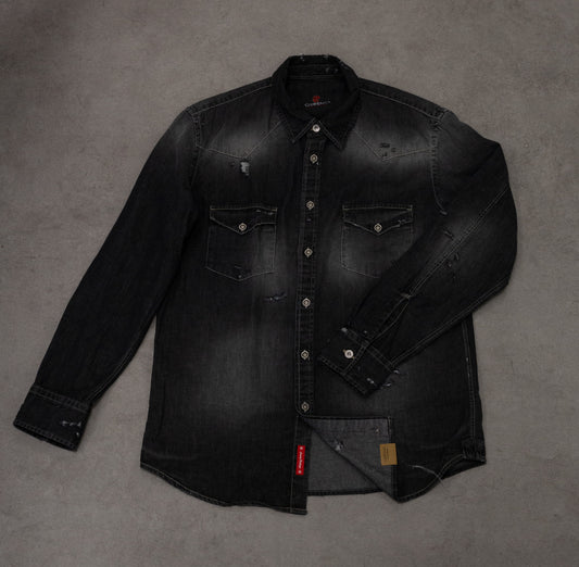 Camicia texana in denim nera con rotture e stampa posteriore
