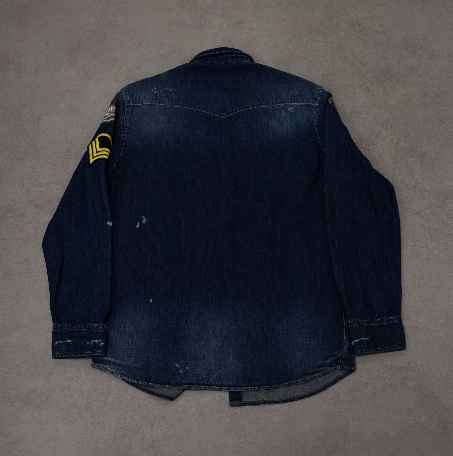 Camicia texana in denim blu scuro con rotture e ricami